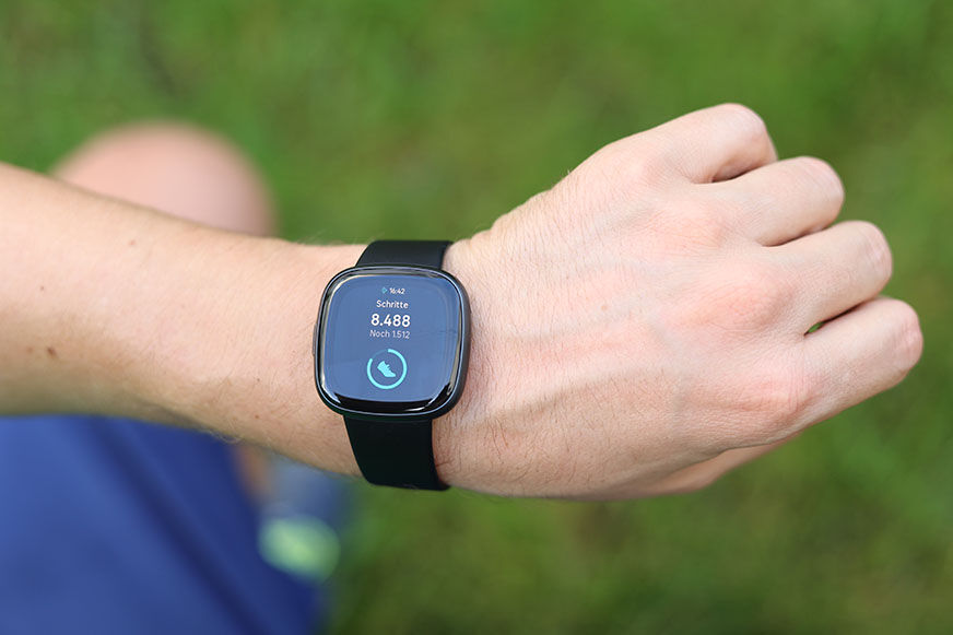 Man sieht den Aktivitätstracker auf der Fitbit Versa 4.